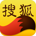 足球联赛激烈对抗瞬间的新闻配图